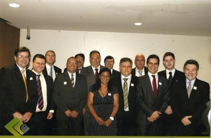 Foto oficial com membros da primeira composição da diretoria e dos conselhos de gestão e fiscal da Confelegis